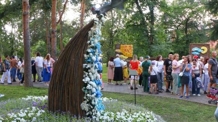 На фото: цветочный самолет на выставке в Омске