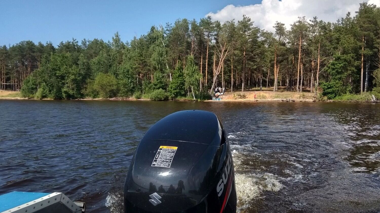 На фото: лодочный мотор