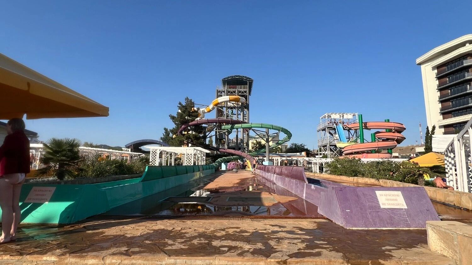 Две горки, в которых посетителям «выбивает дно»