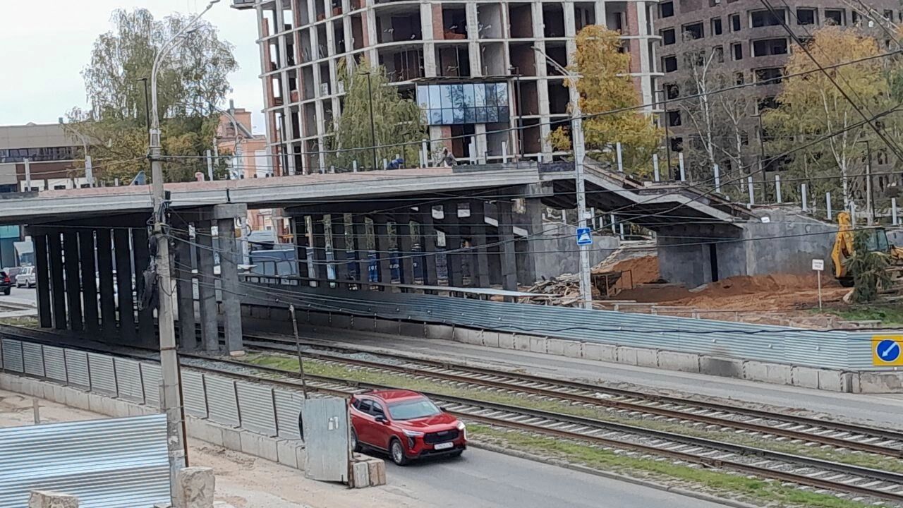 Под пешеходным мостом курсируют трамваи и&nbsp;автомобили