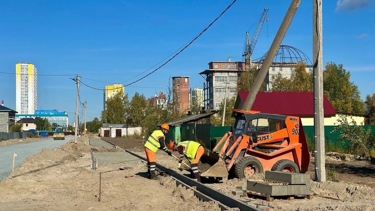 В рамках своего традиционного объезда города глава Сургута Максим Слепов показал, какие работы ведутся по улице Тюменской и на Чернореченском кладбище.