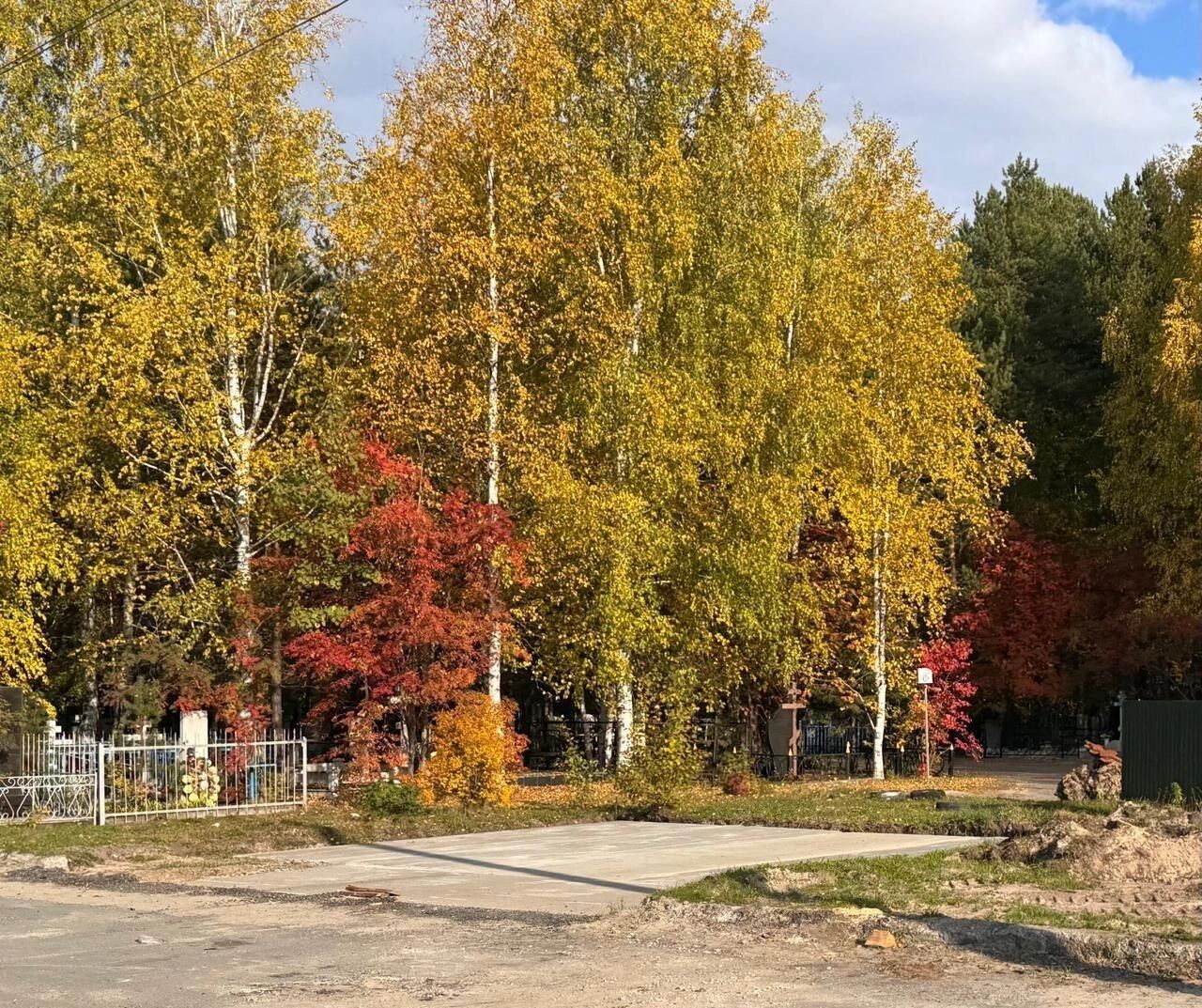 В рамках своего традиционного объезда города глава Сургута Максим Слепов показал, какие работы ведутся по улице Тюменской и на Чернореченском кладбище.