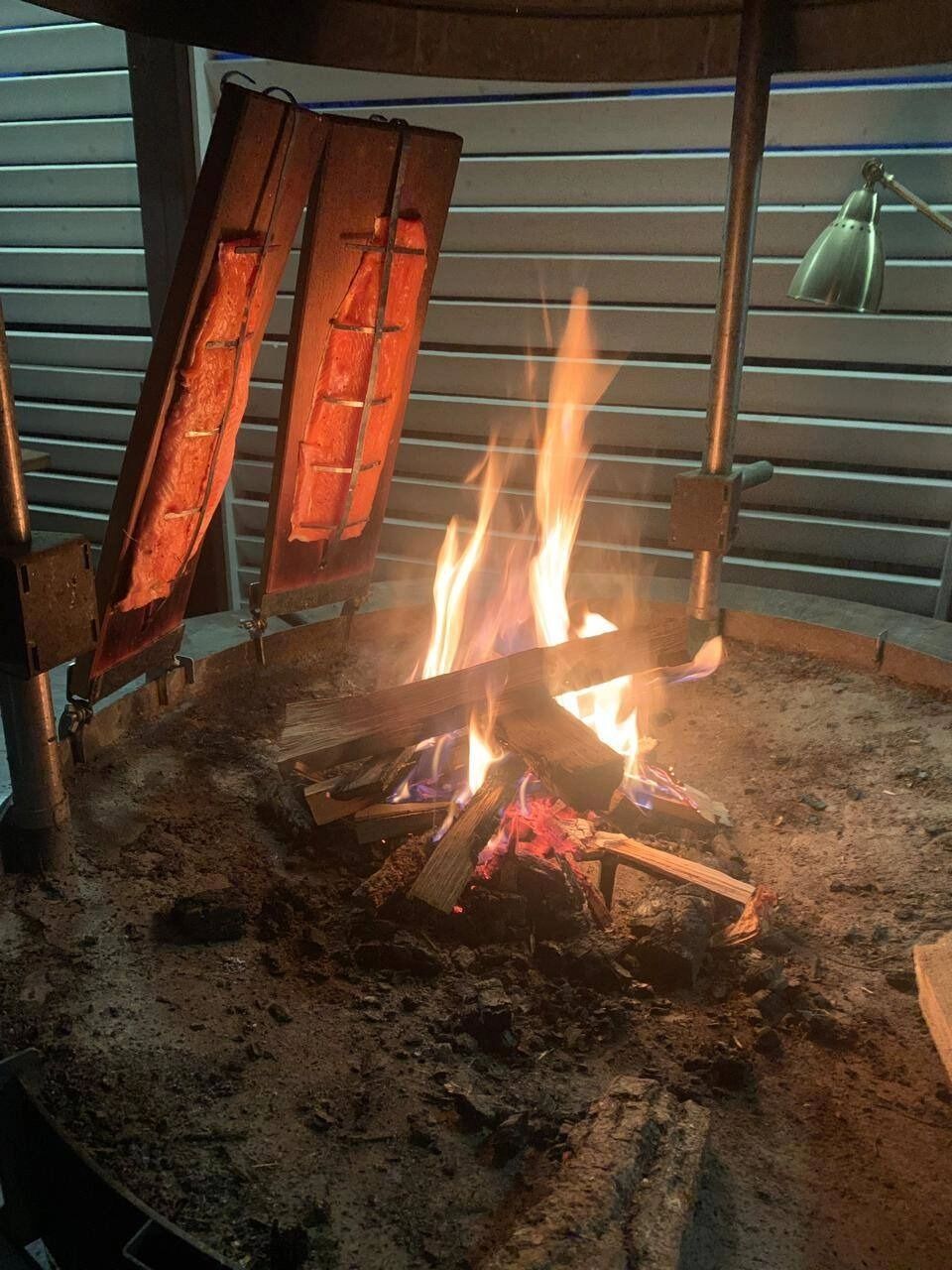 Вместо шашлыка на открытом огне можно приготовить рыбу на досках