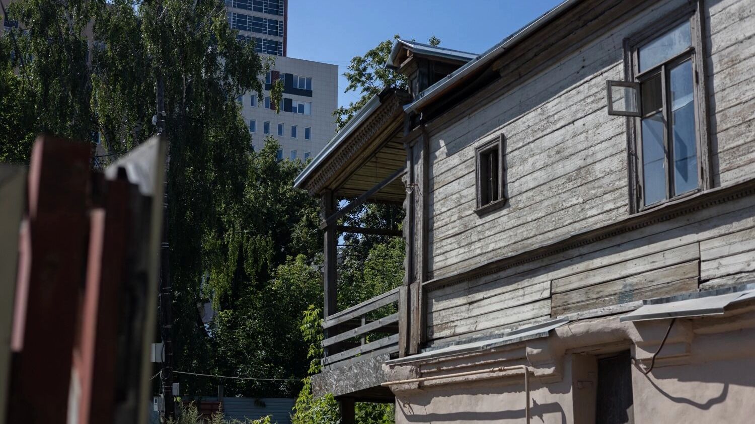Дом №123 на улице Горького в Нижнем Новгороде закрыт фальшфасадом