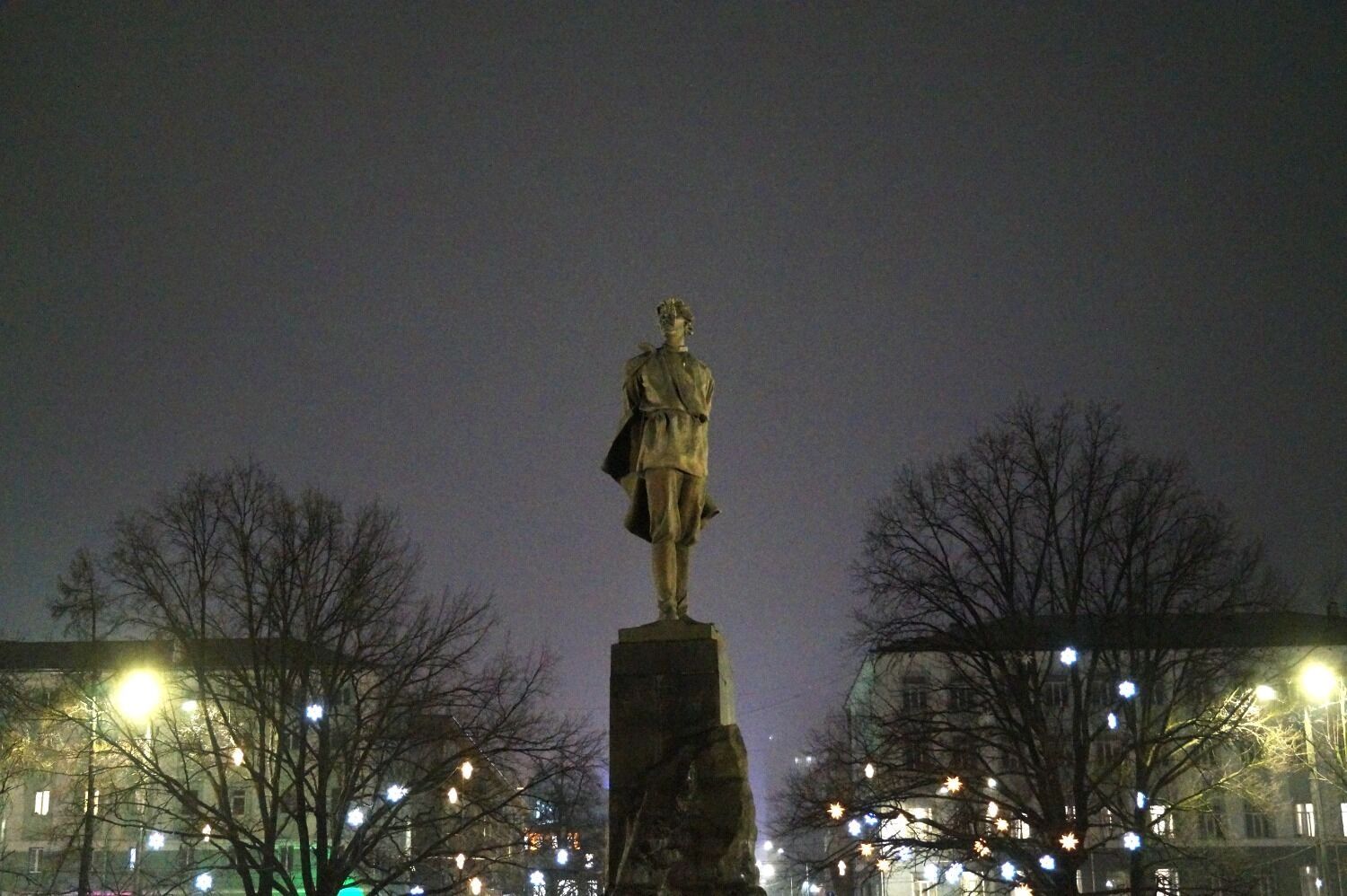 Памятник Максиму Горькому на площади Горького в Нижнем Новгороде