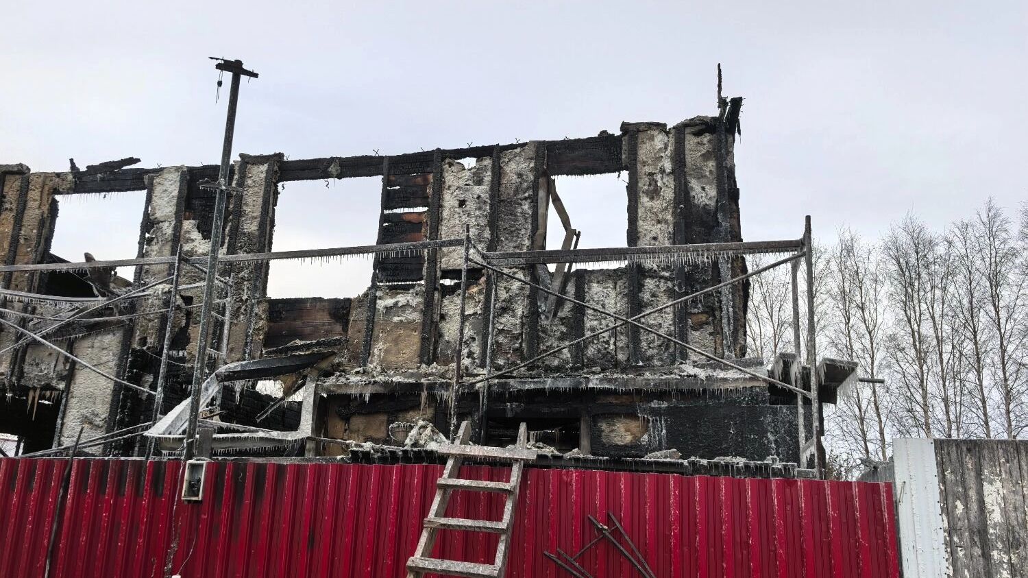 Возле дома все залито водой