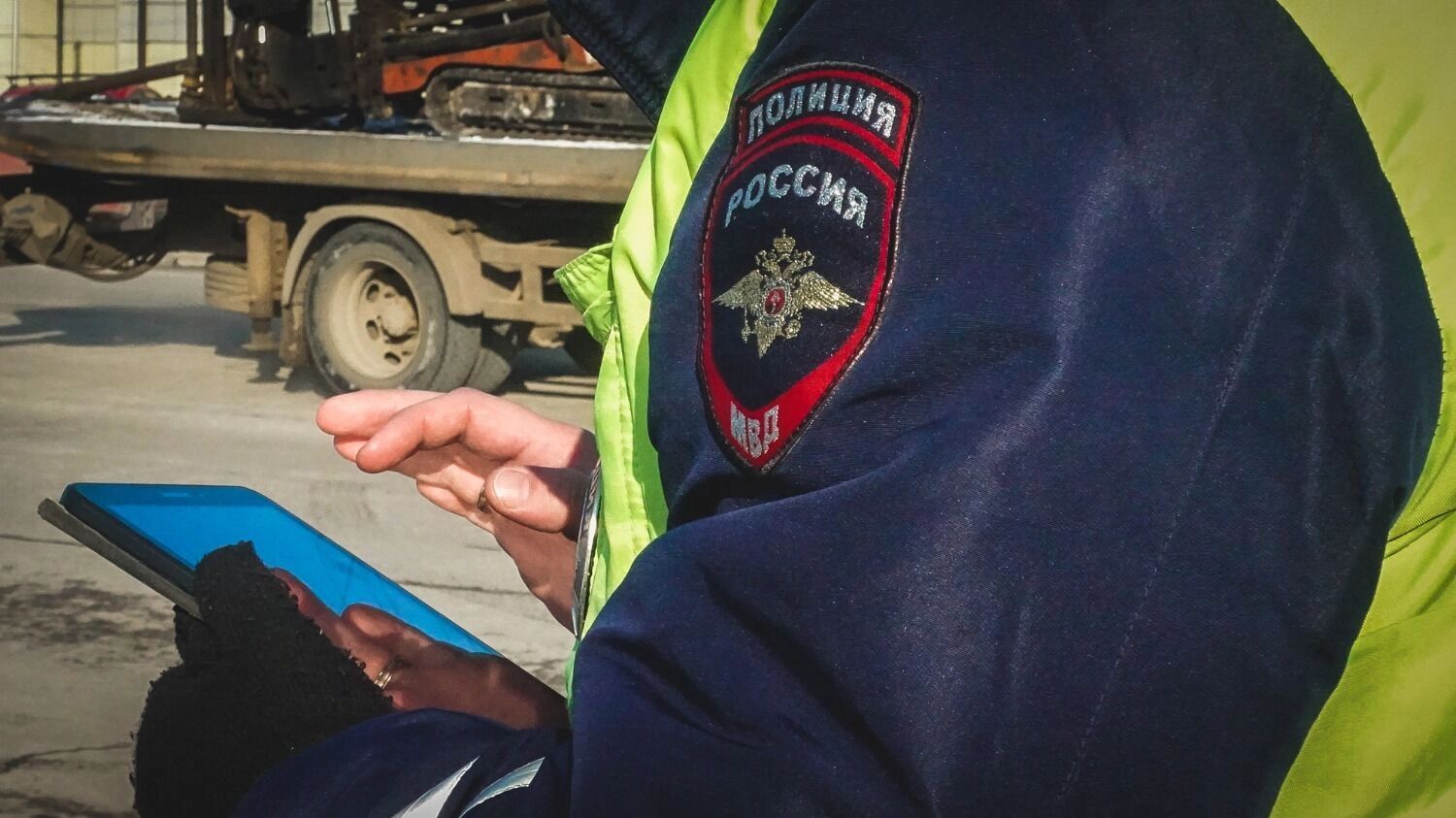 Инспектор ГАИ в форме
