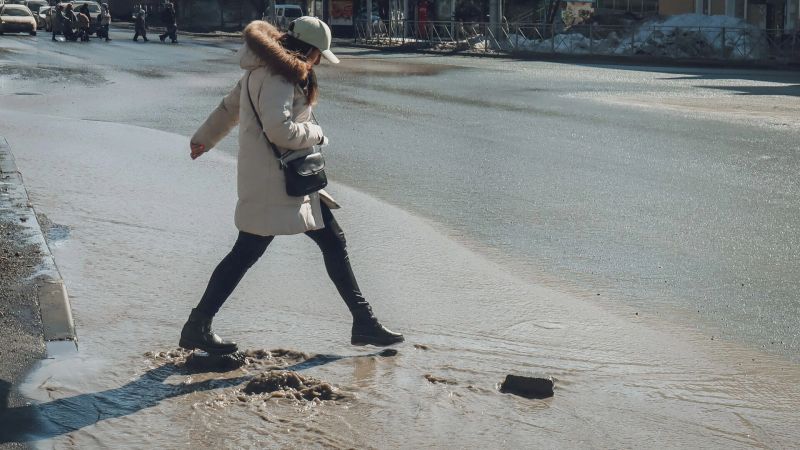 «Только вплавь»: жители Ижевска жалуются на большие лужи на пешеходных переходах