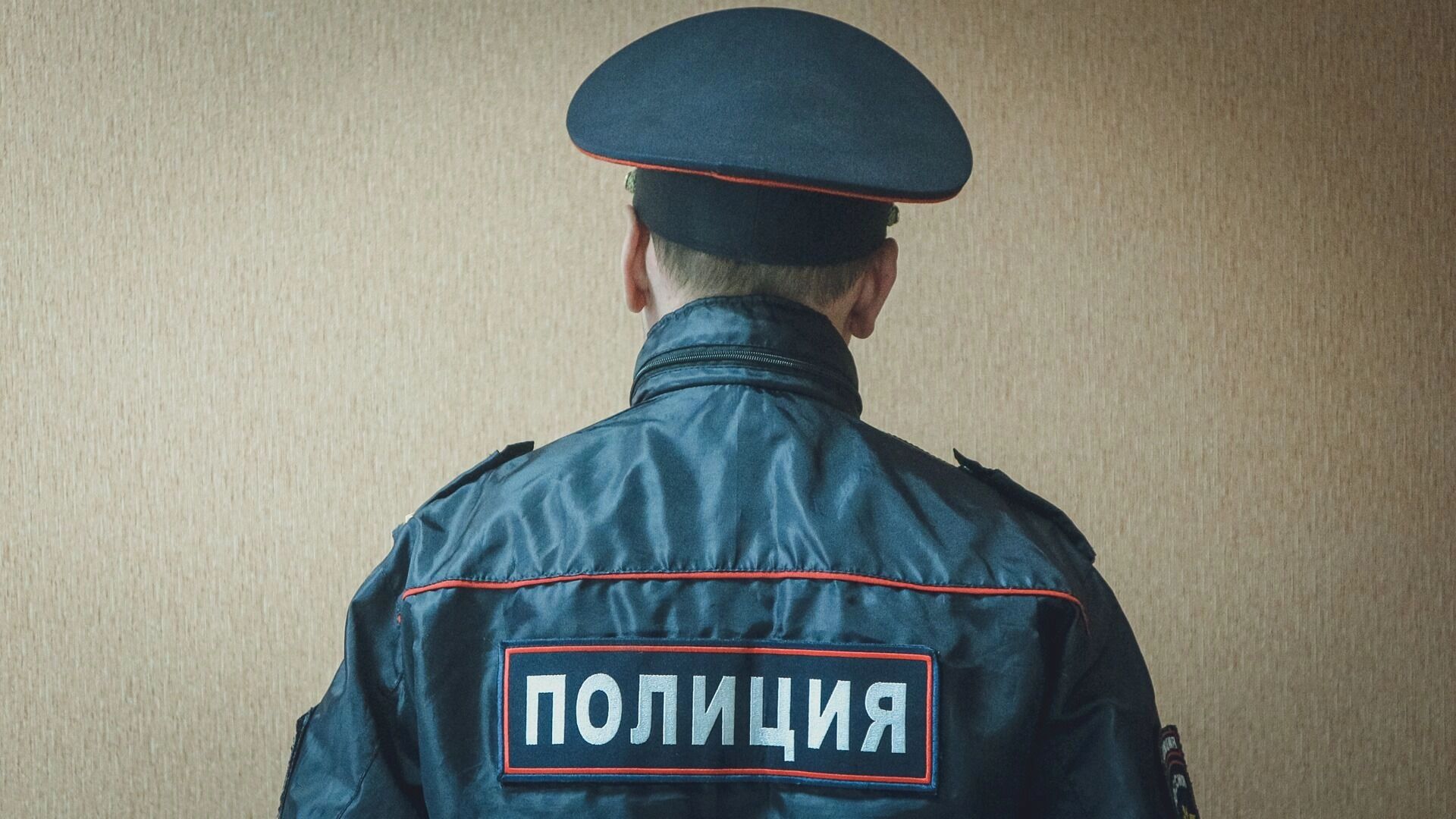 Детей изъяли у бросавшейся на полицейских женщины из Удмуртии