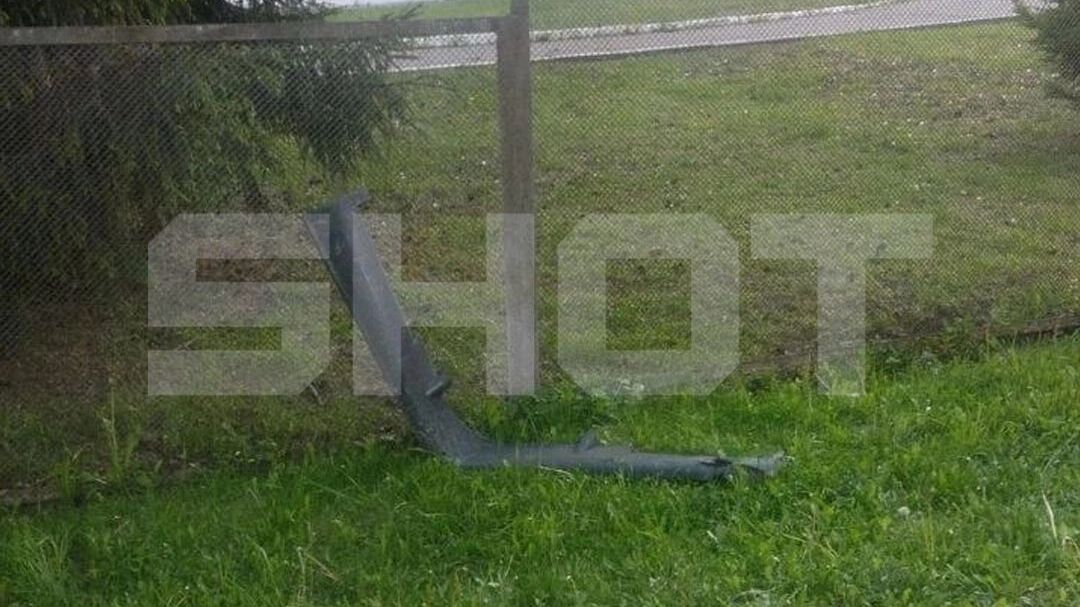 Накануне вечером обломки сбитого БПЛА упали в районе школы в подмосковных Бронницах