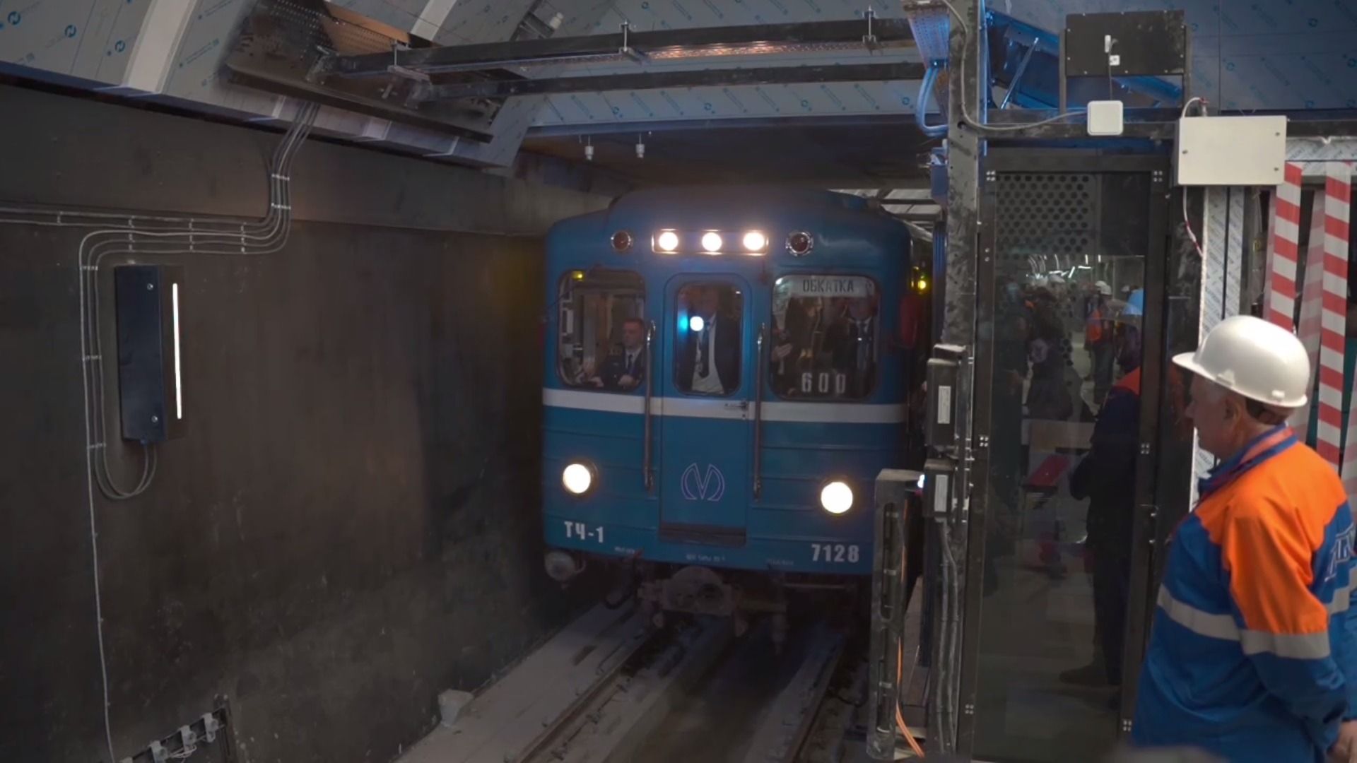Первый поезд прошел по новой линии петербургского метро (фото)