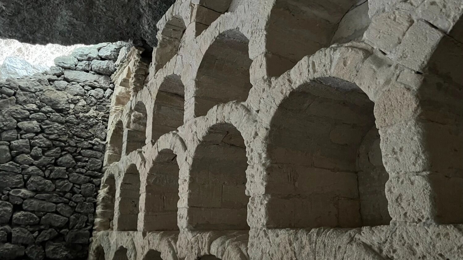 Винные стеллажи в гроте Галицина