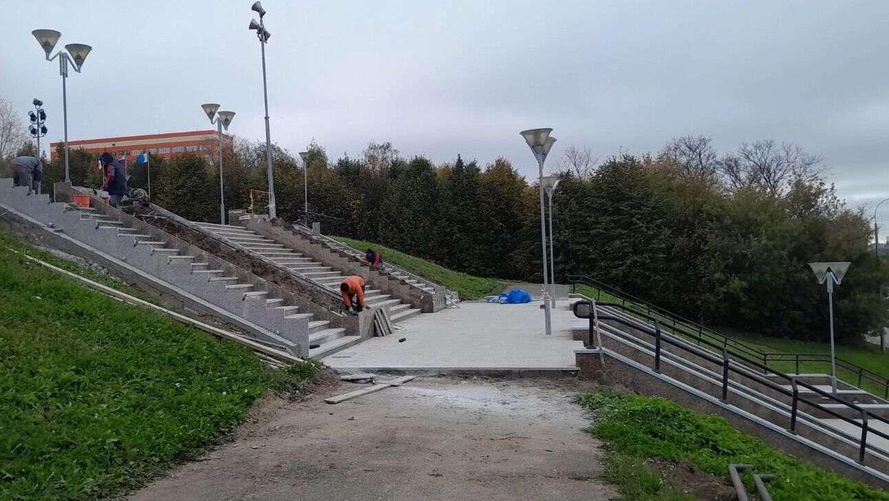 На&nbsp;эспланаде стоит шум электроинструмента, строители нарезают плитку