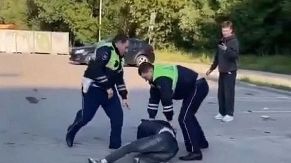 Скриншот с видео задержания злоумышленников