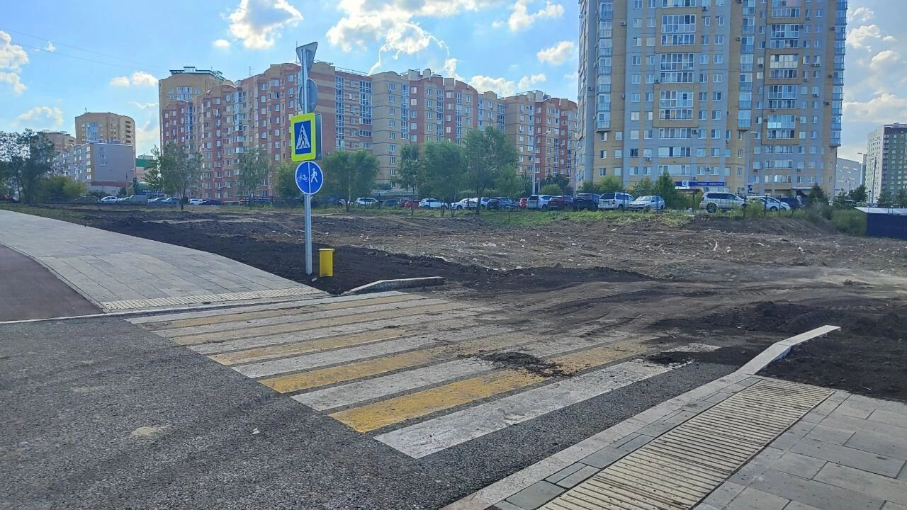 Грязные пешеходные дорожки на бульваре Архитекторов