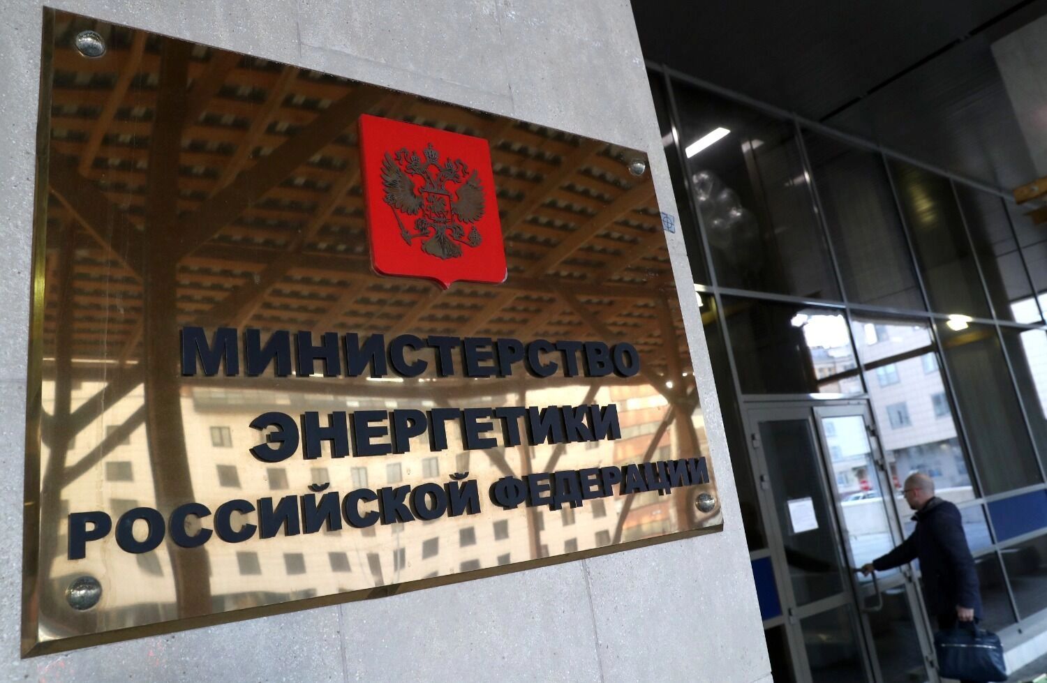 Власть одобрила новый рост цен на бензин: нефтяникам — поддержка, народу — переплата