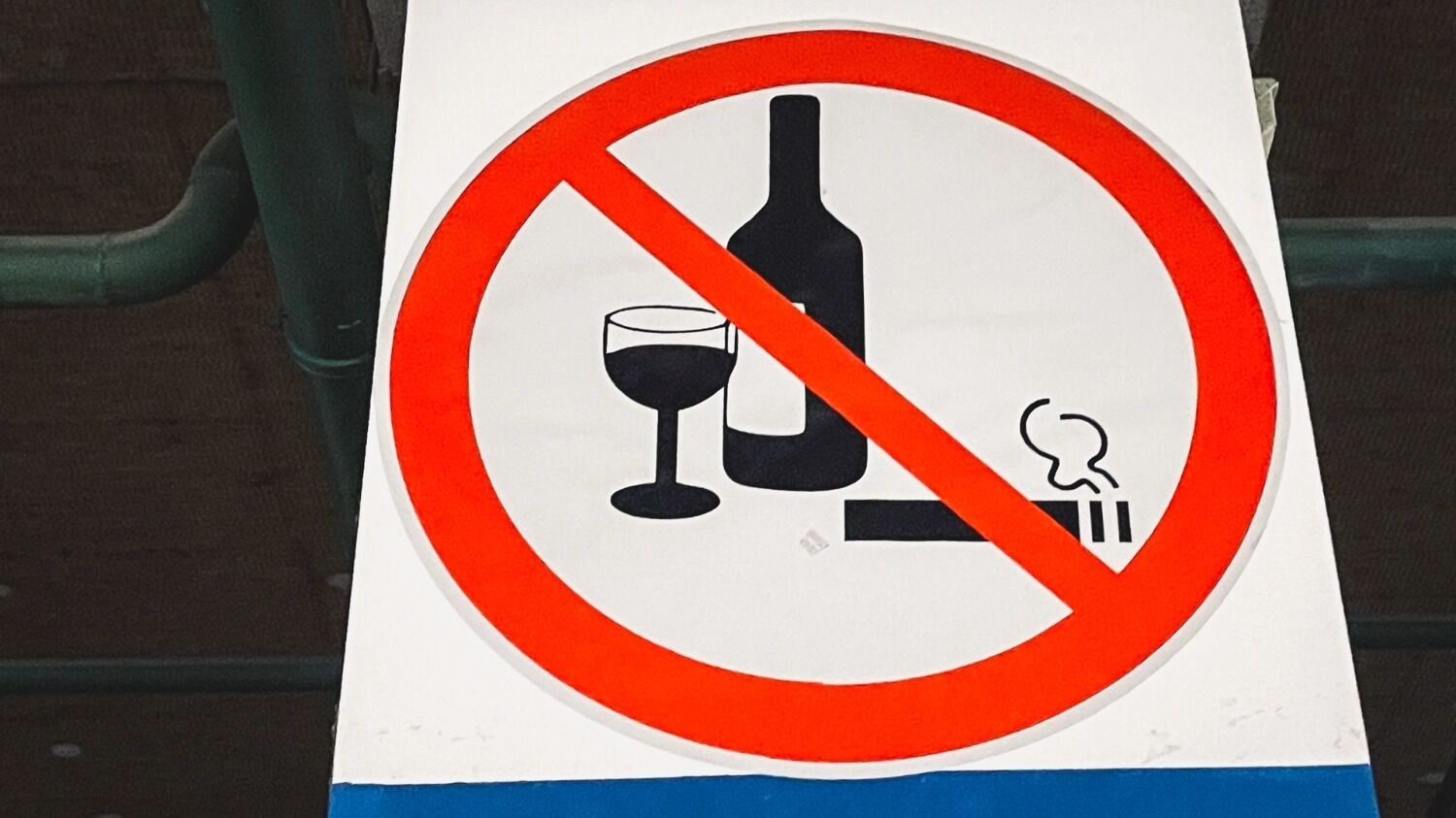 Депутаты отмечают, что наказание может быть как для продавцов, так и&nbsp;для самих курящих