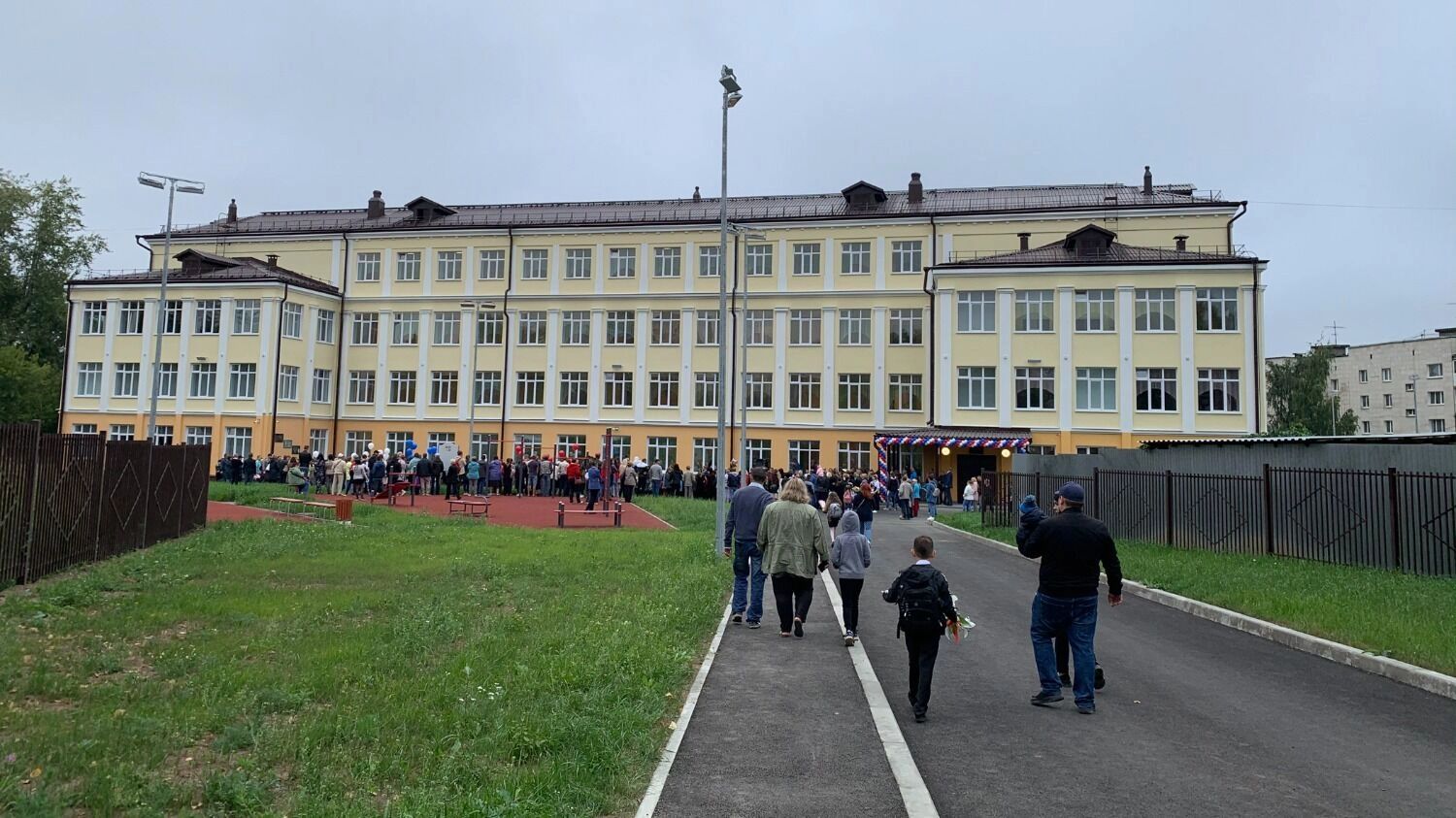 За парты в этом году в Омске сели больше 11 тысяч первоклассников