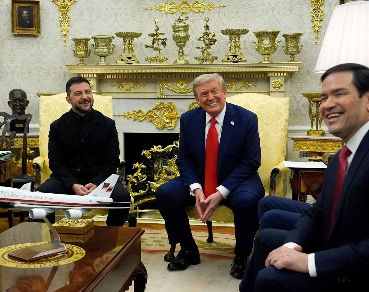 Зеленский сменил тон на встрече с Трампом, видимо, помня о предыдущей встрече: сказал тому «спасибо» более десяти раз, пишет Daily Mail
