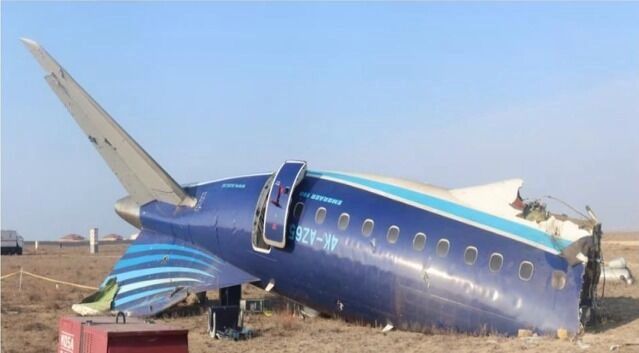 Обломки самолета Embaer 190 в Актау