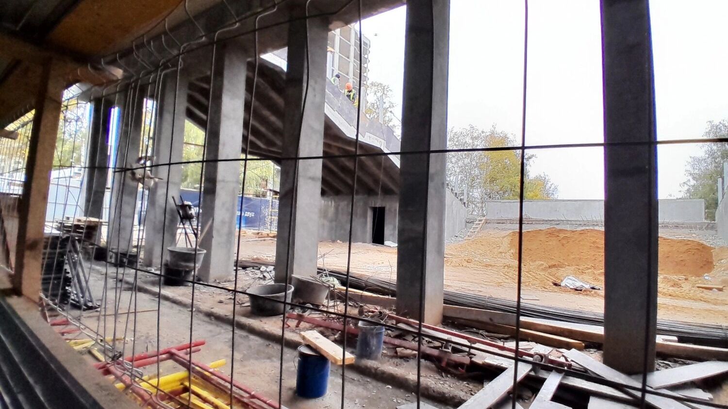 Новые опоры пешеходного моста на улице Карла Маркса