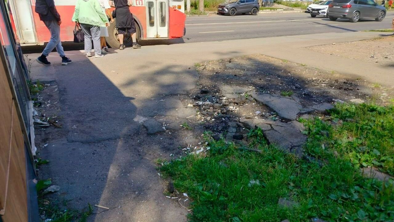 Ждали год: в Ижевске очистили от мусора остановку Селтинскую