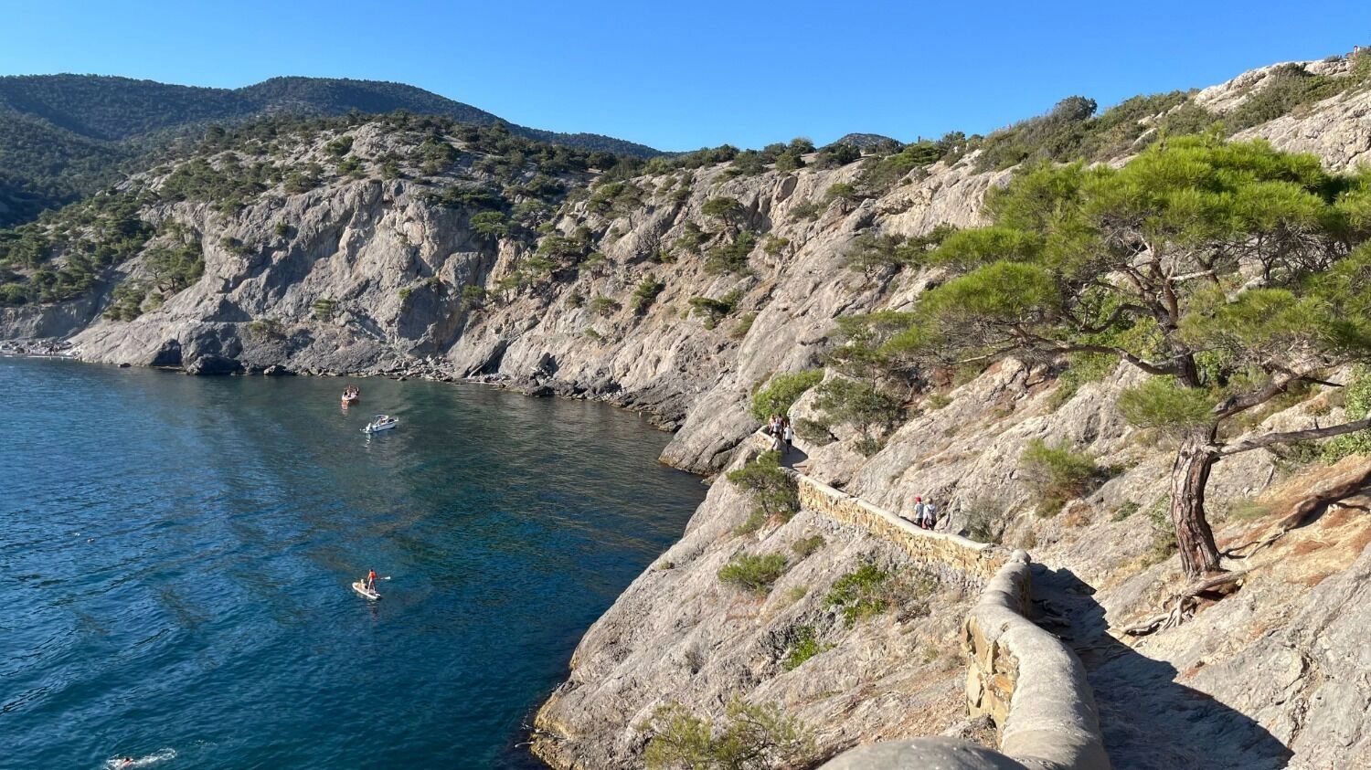 Спуск к Сквозному гроту