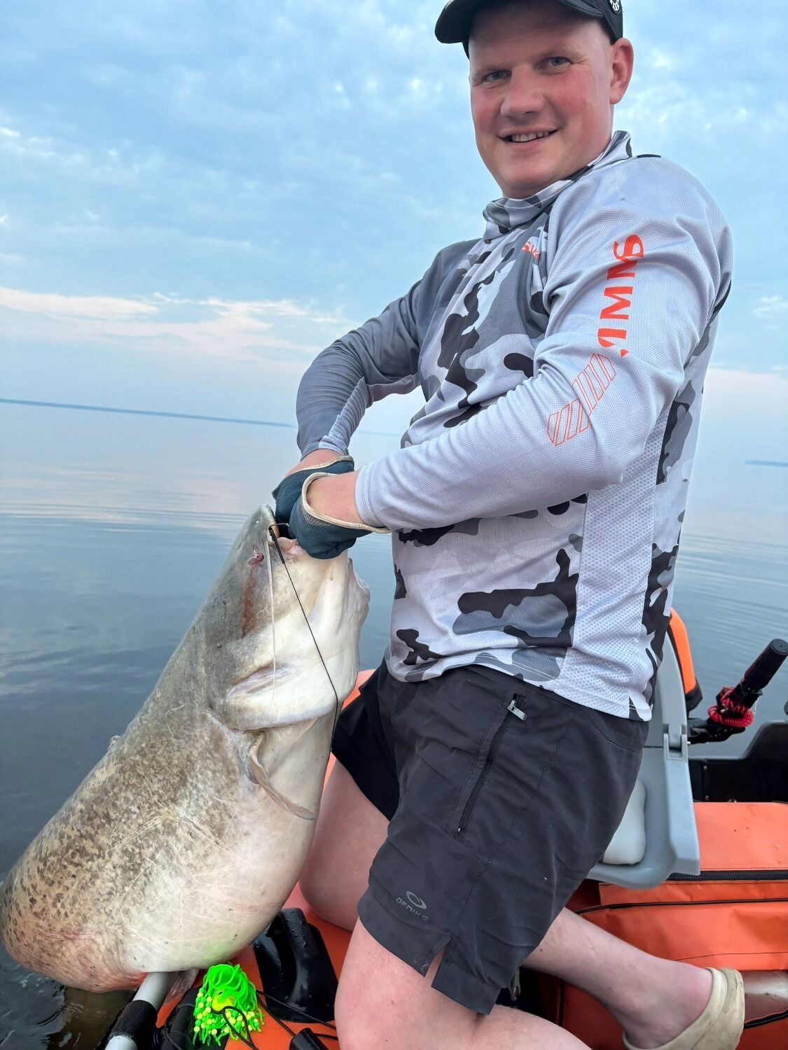 Огромного сома поймал рыбак на Горьковском море 