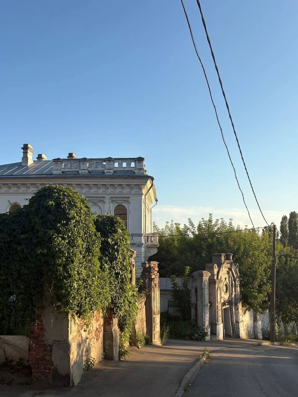 Мельничный переулок в лучах вечернего солнца