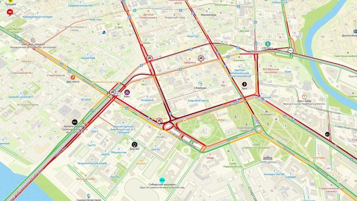 Скриншот электронной карты центра Омска: все основные улицы города помечены красным цветом из-за масштабных заторов
