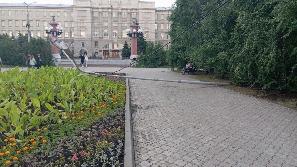 Ветер повалил столб с освещением и проводами, потому вблизи перестали работать светофоры