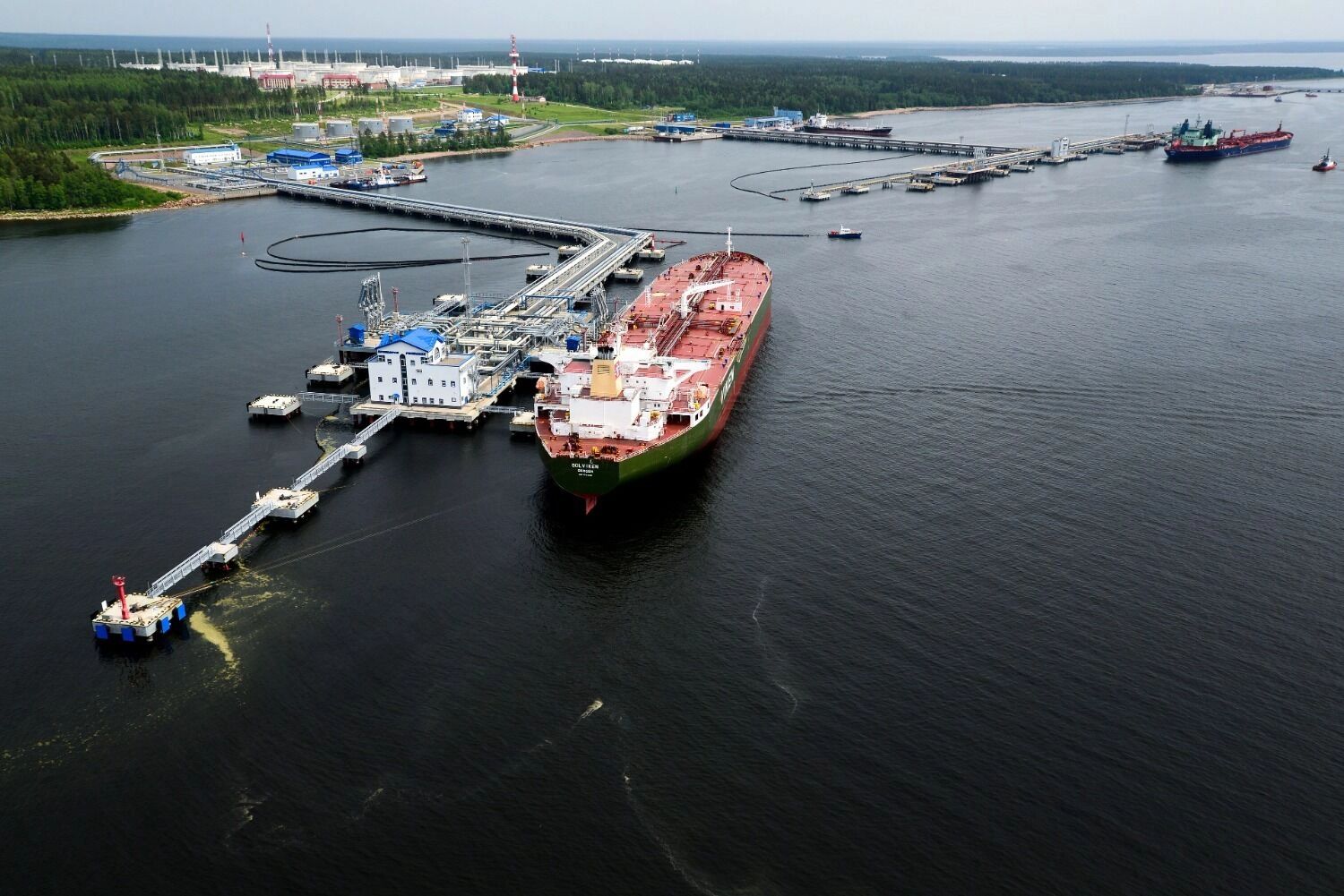 Заправка танкера в&nbsp;порту Приморска