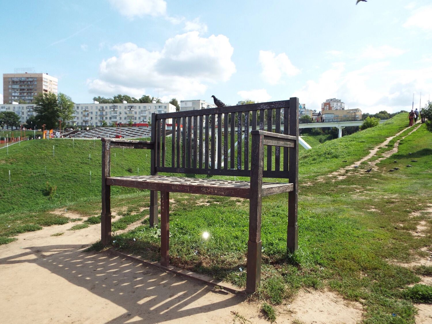 Огромная лавочка