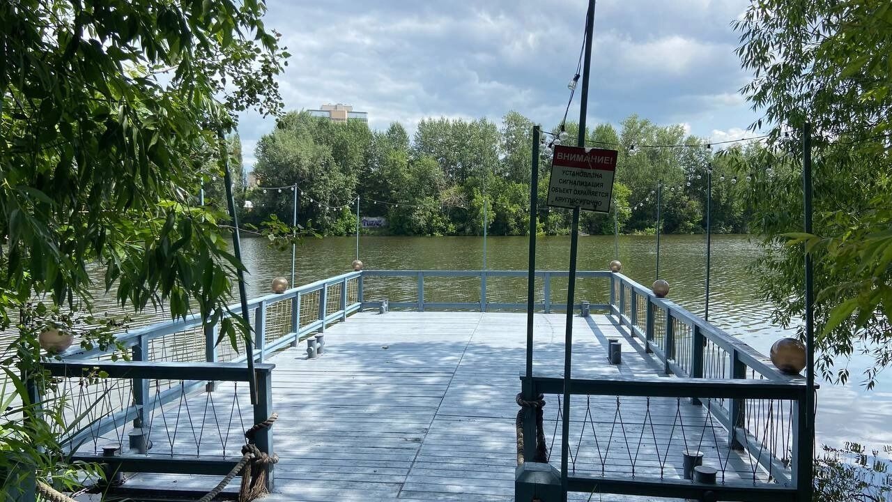 Вдоль воды практически каждые 30-50 метров можно встретить кострища.