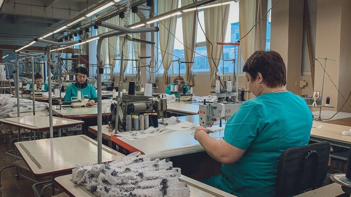 Зарплаты в производстве одежды оказались очень низкими