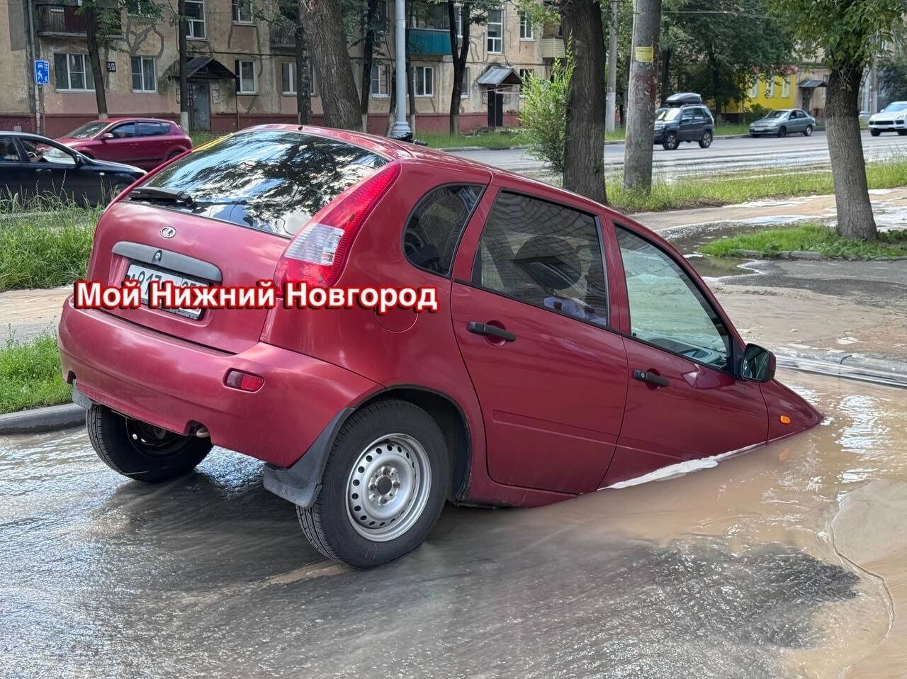 Машина провалилась под землю в Нижнем Новгороде