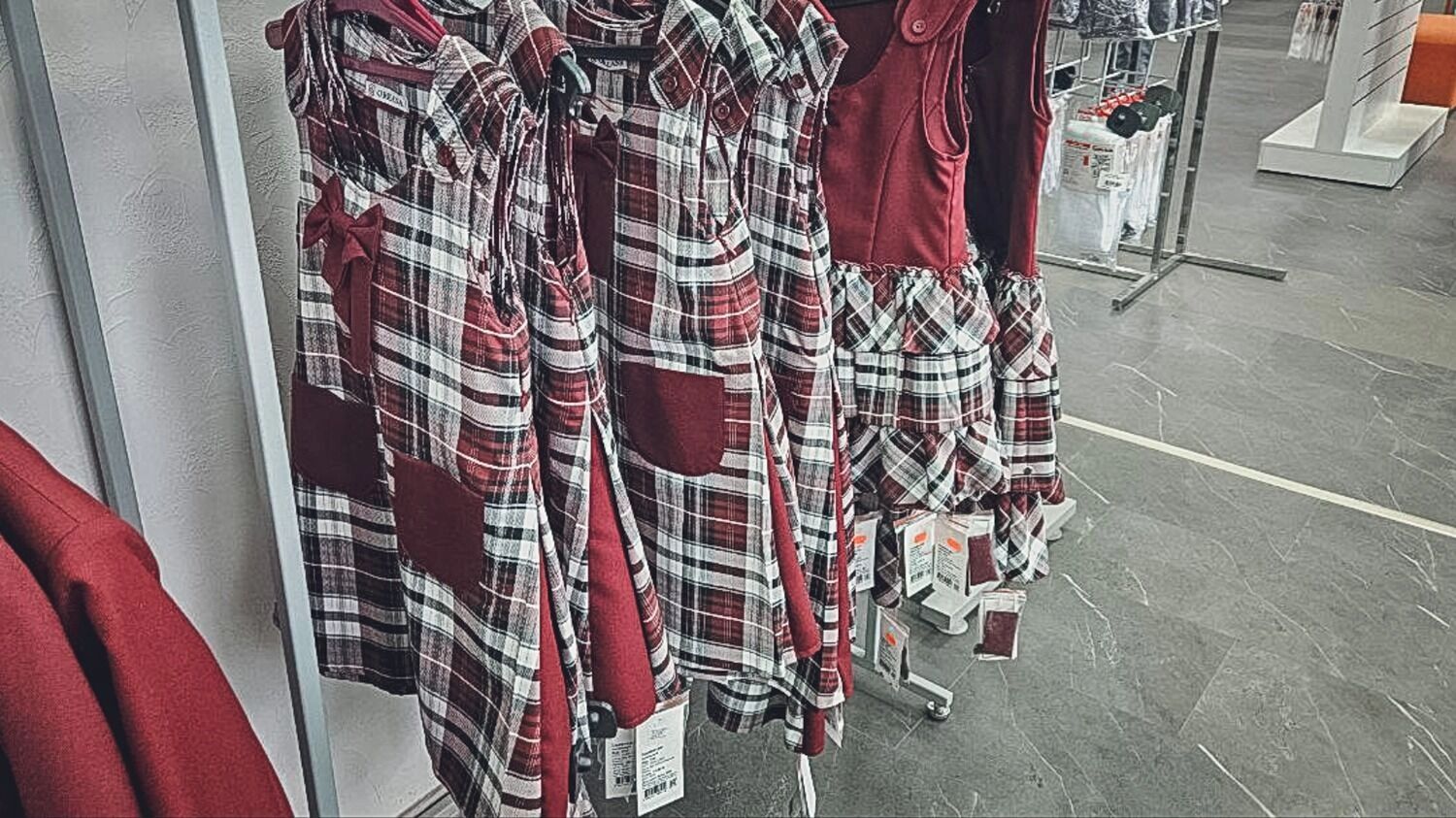 Для девочек будут обязательны юбки. Появится также стандарт для спортивной формы