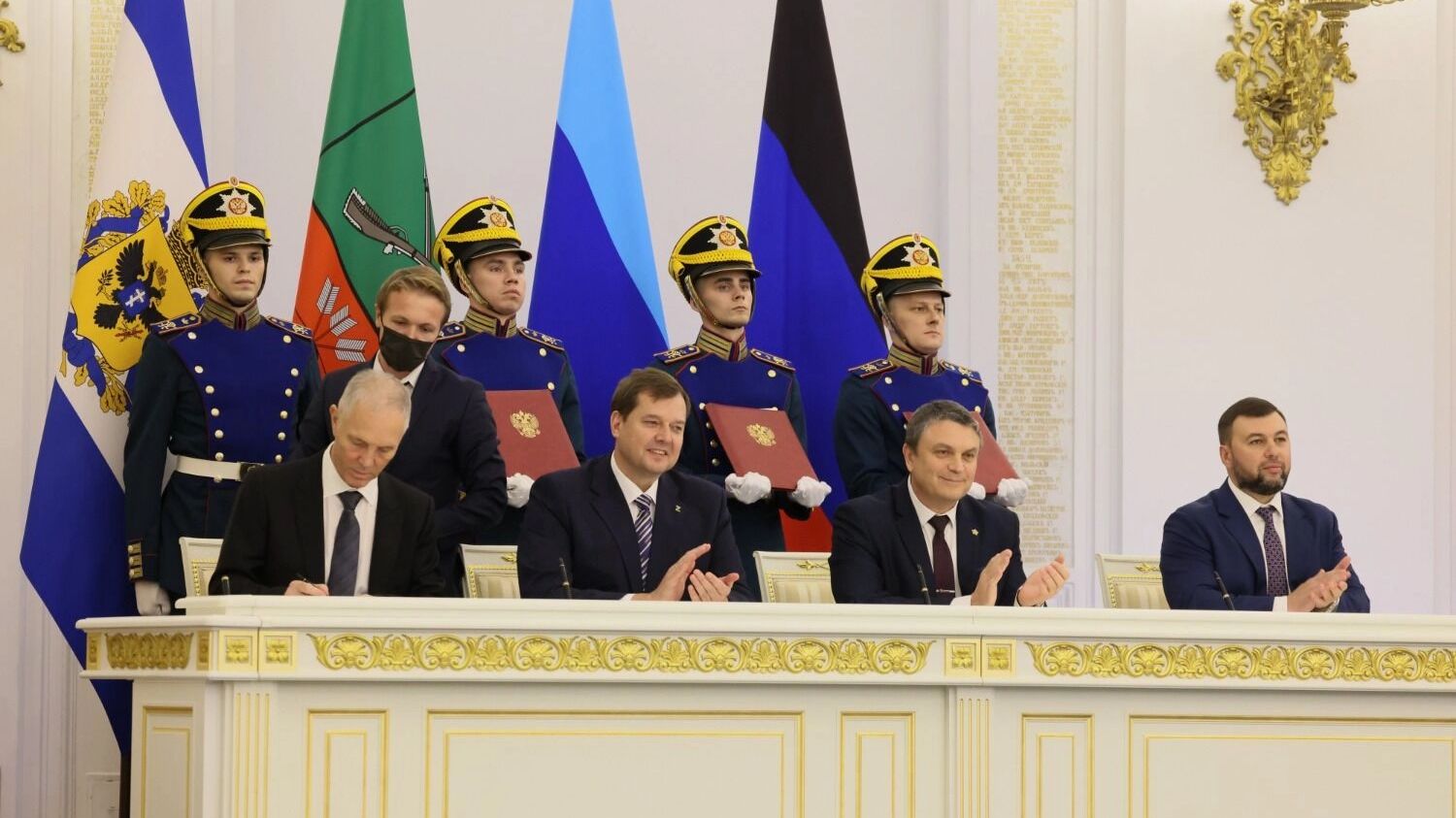 Кашмир, как и новые регионы РФ, сначала объявил независимость, потом обратился за помощью к более крупному государству и присоединился к нему