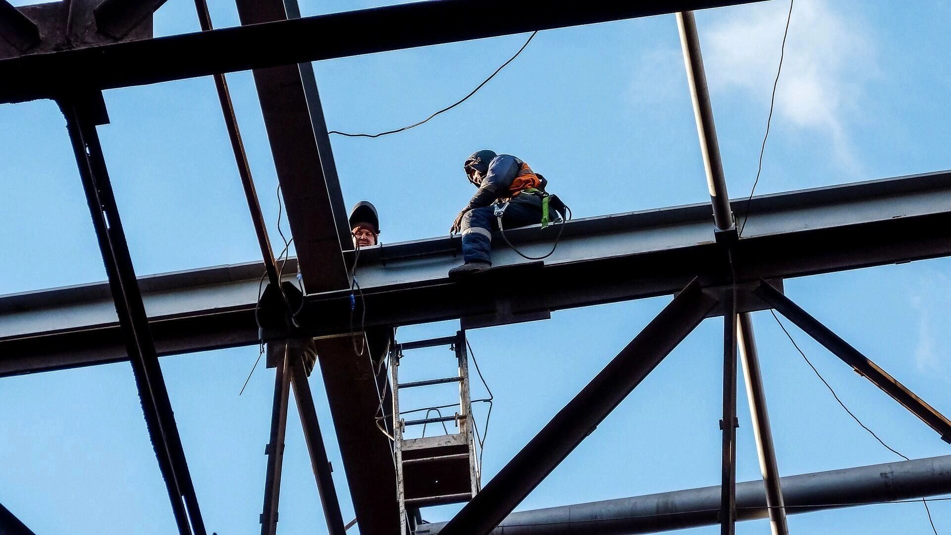 При возведении моста через Волга-Дон монтажник сорвался с высоты и погиб