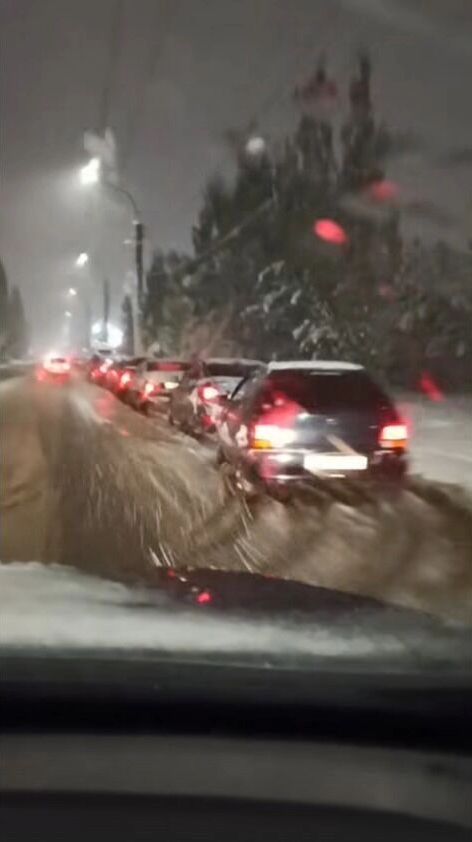 Скриншот видеозаписи, сделанной очевидцем на&nbsp;подъезде к&nbsp;одному из&nbsp;городских автосервисов