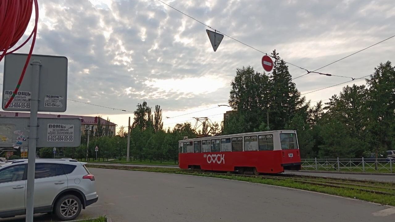 Трамвай у остановки «Цирк»