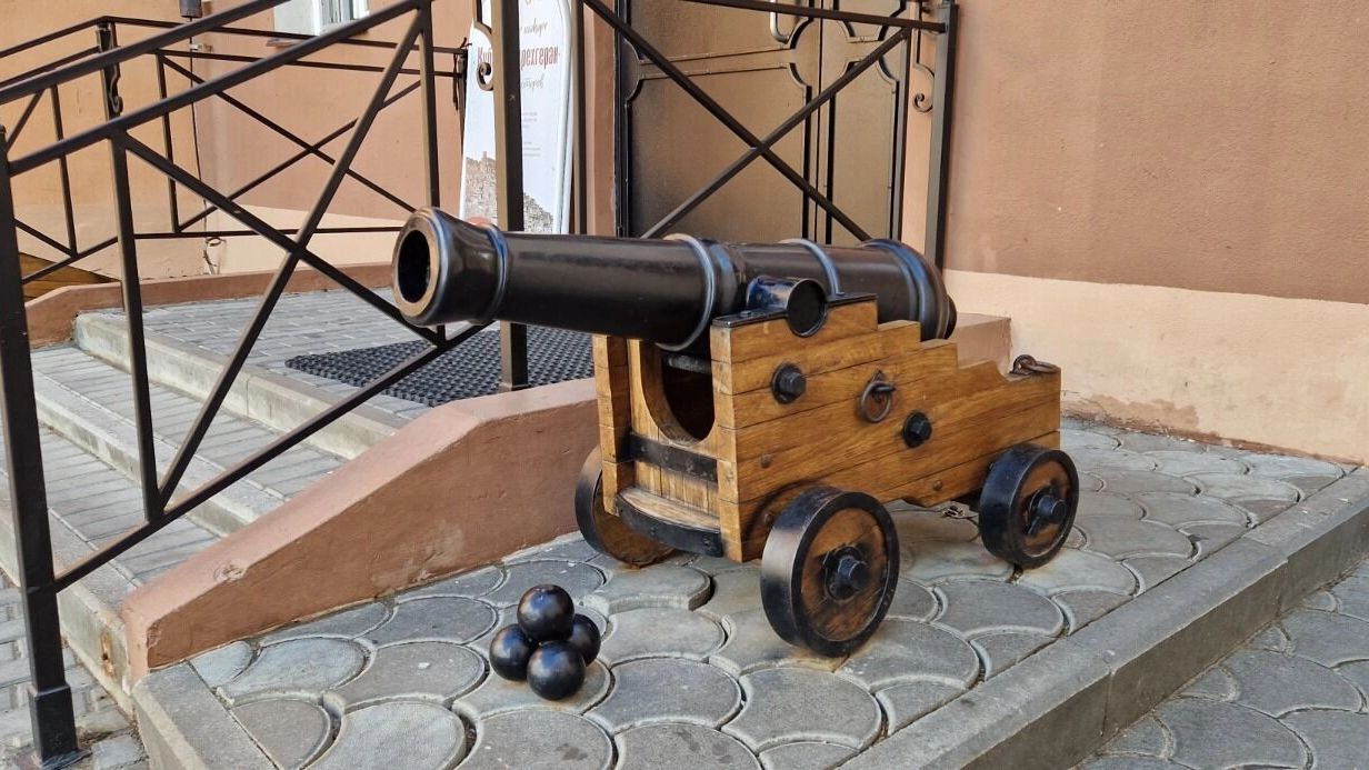 Пушки у главного корпуса Пушечного двора в Казани