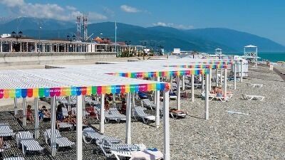 На фото: галечный пляж в Сочи