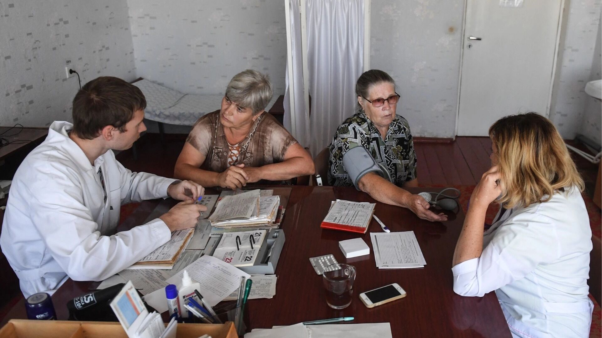 «Пациенты прокормят». Власть экономит на врачах, народ боится лечиться
