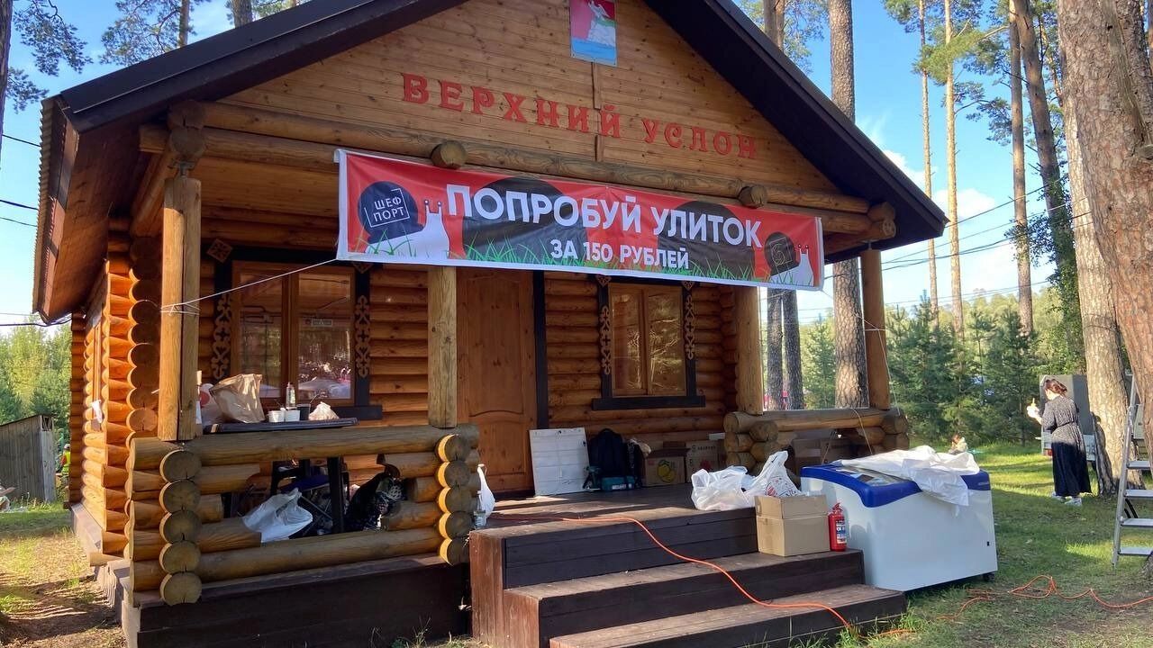 самая большая очередь скопилась под объявлением «Попробуй улиток за 150 рублей».