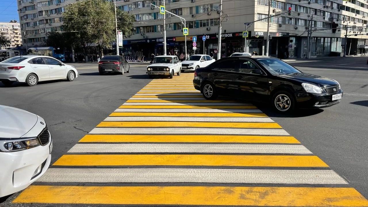 Даже при повороте налево машины вынуждены сначала пропускать пешеходов
