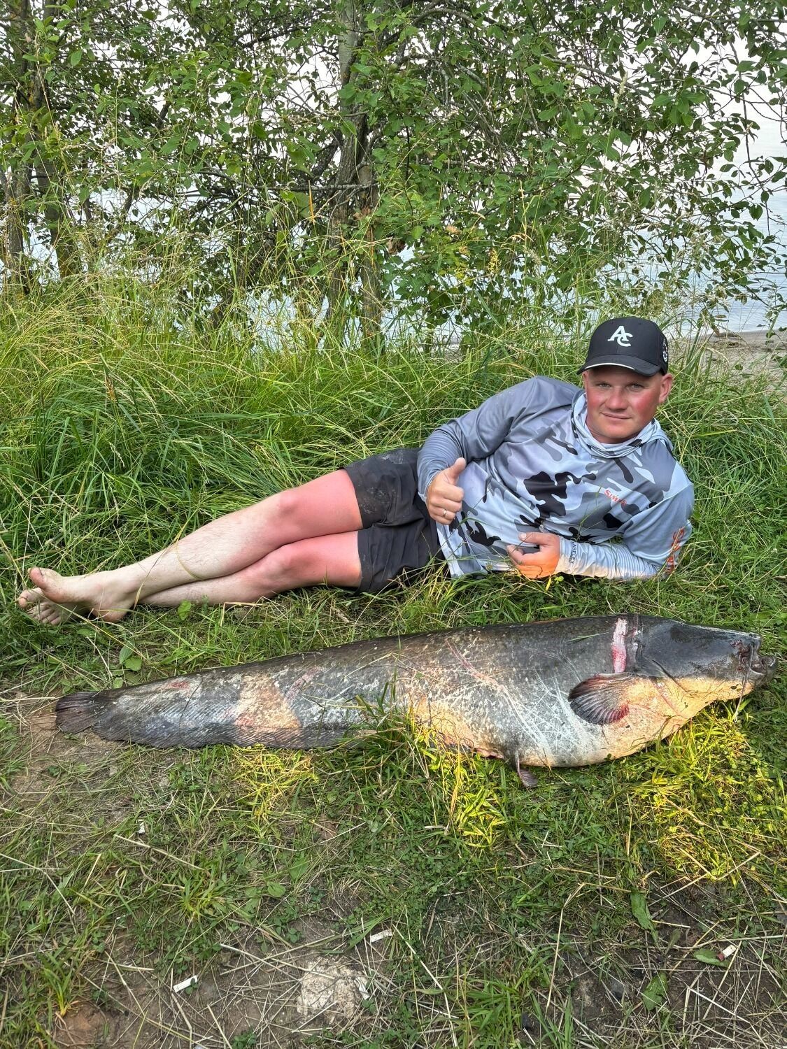 Огромного сома поймал рыбак на Горьковском море