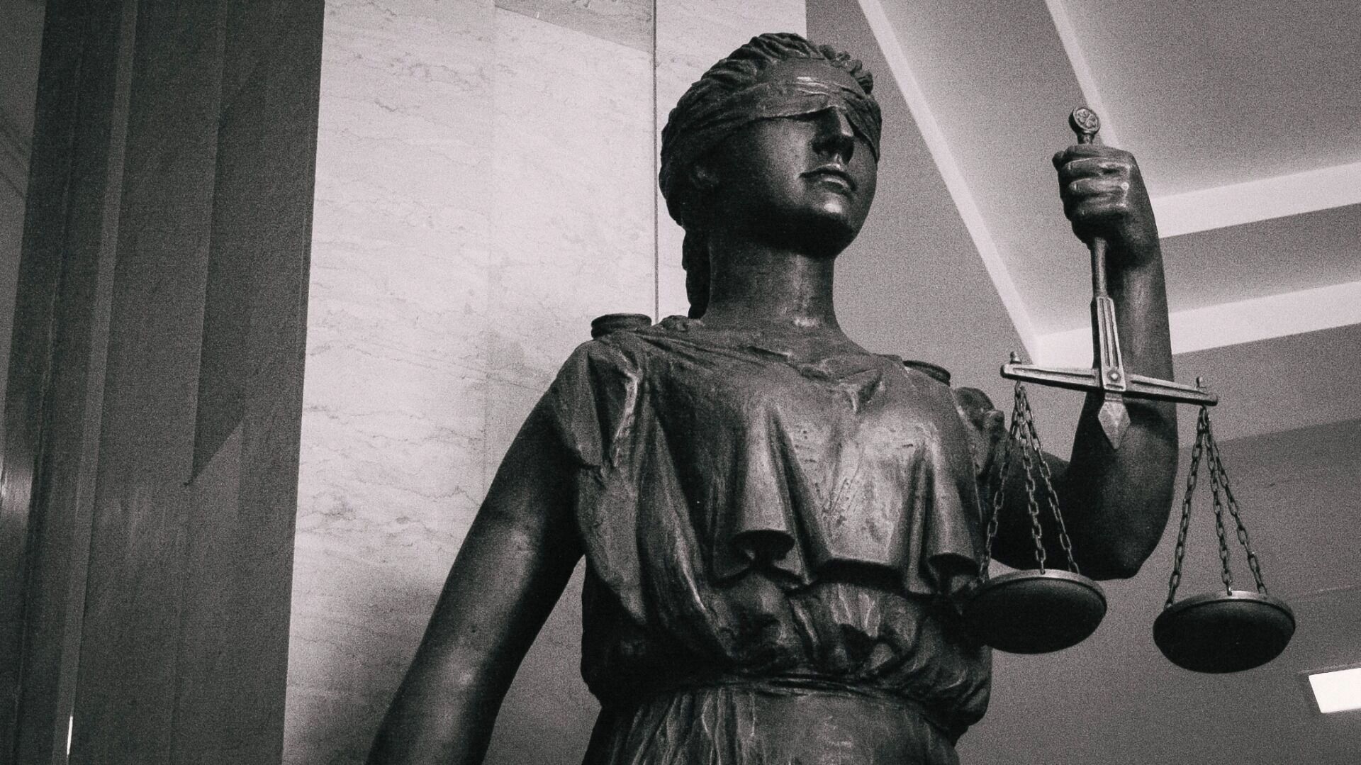 Чиновник идет под суд за коррупцию и превышение полномочий под Волгоградом