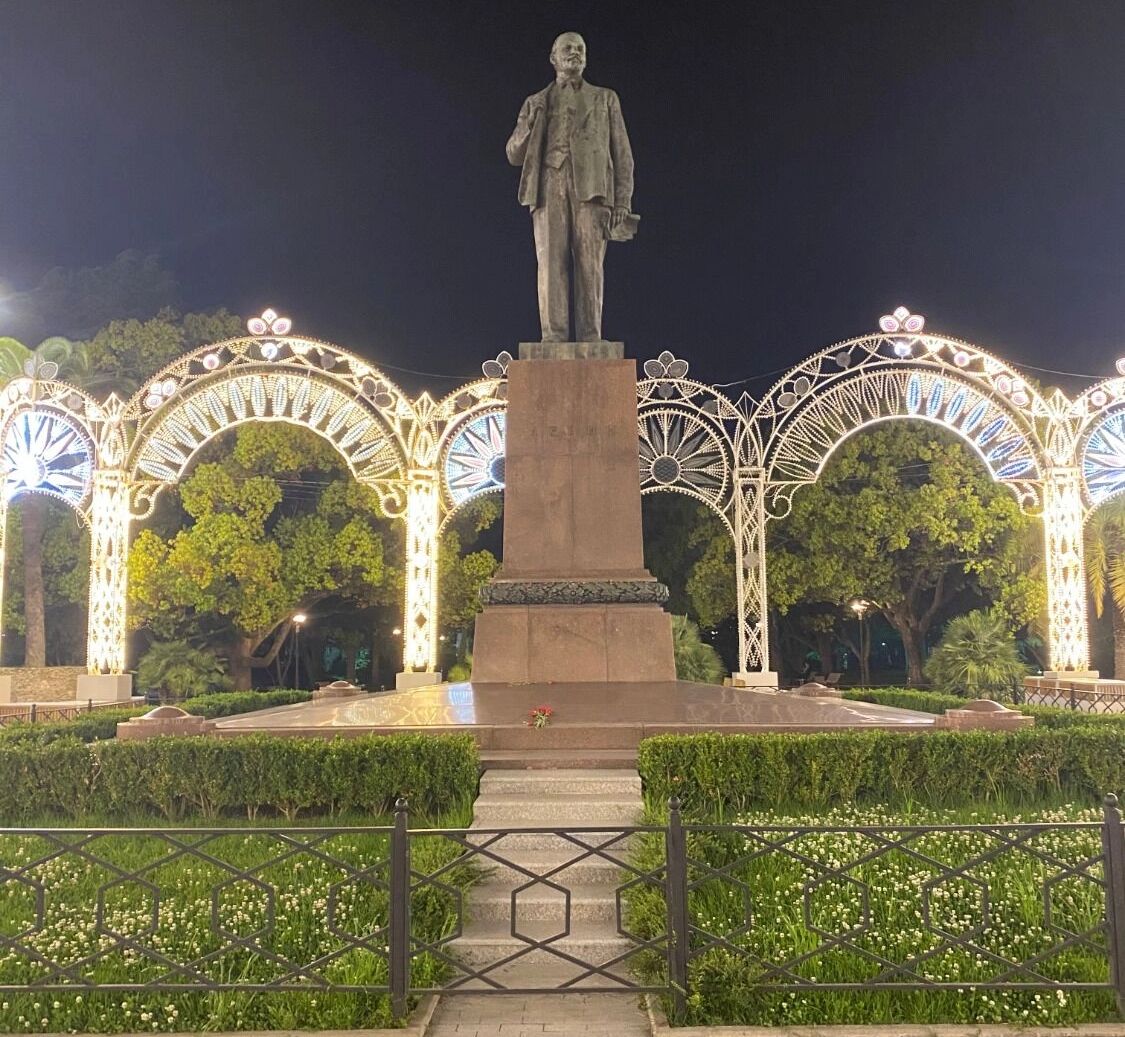 Памятник Ленину на площади Искусств в Сочи