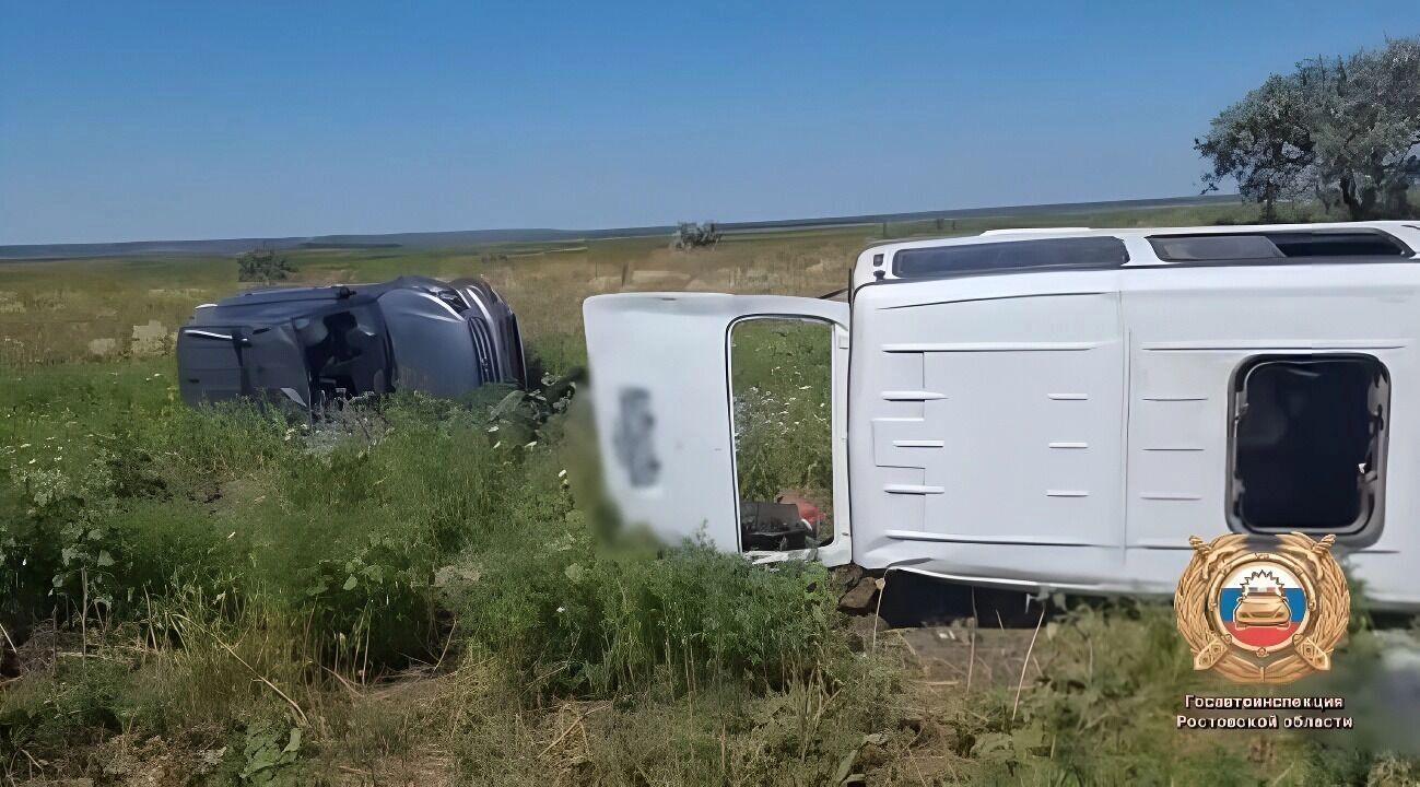 Под Азовом в утреннем ДТП пострадали пять человек в перевёрнутой машине